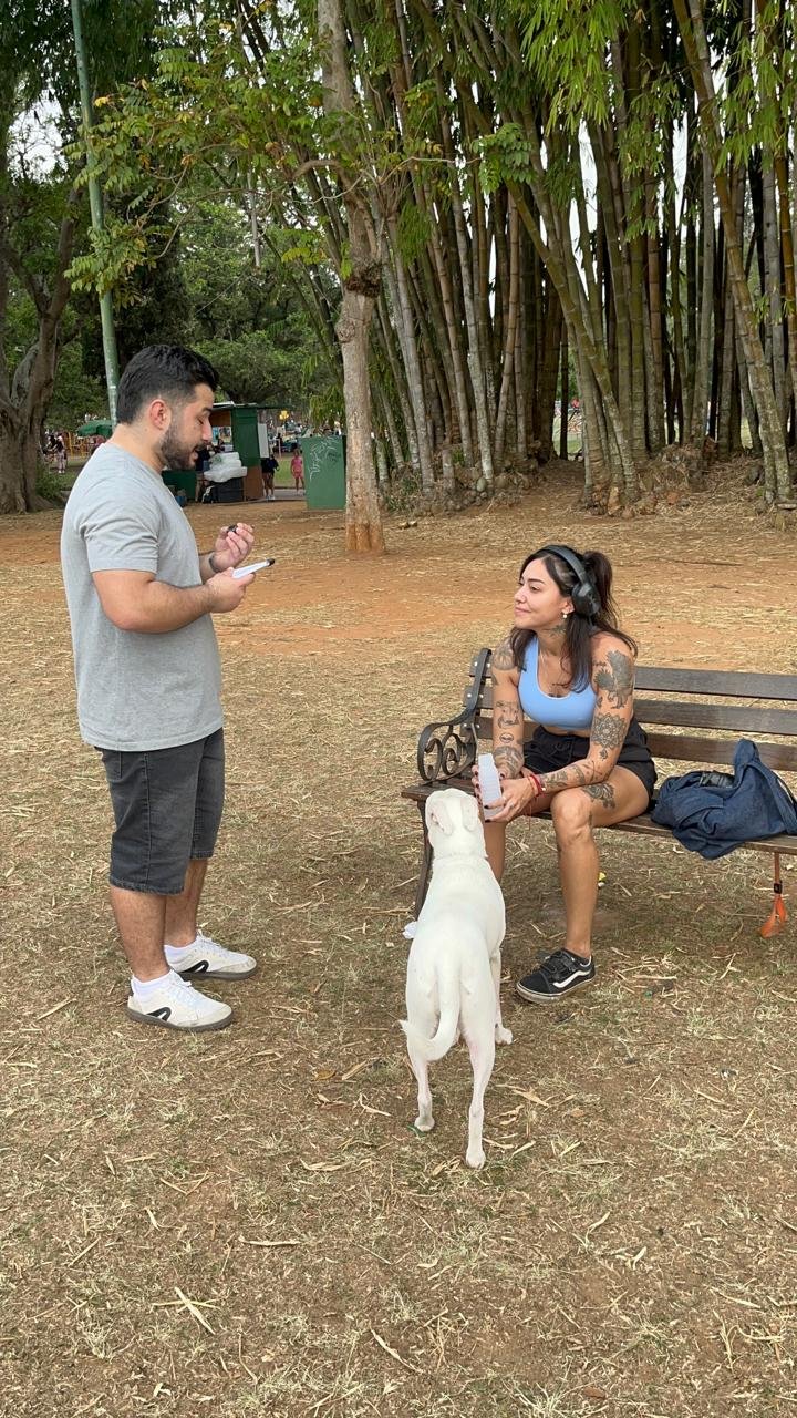 Mari passeia com seu cachorro pelo Parque Ibirapuera, durante um momento de lazer.